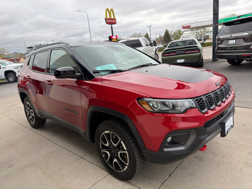 Used 2025 Jeep Compass Trailhawk AWD/4WD image 4