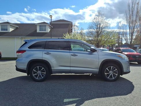 Used 2018 Toyota Highlander XLE AWD/4WD image 4