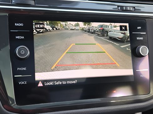 Certified 2022 Volkswagen Tiguan SE R-Line FWD image 20
