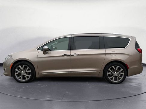 Used 2017 Chrysler Pacifica Limited w/ UConnect Theater Package image 3