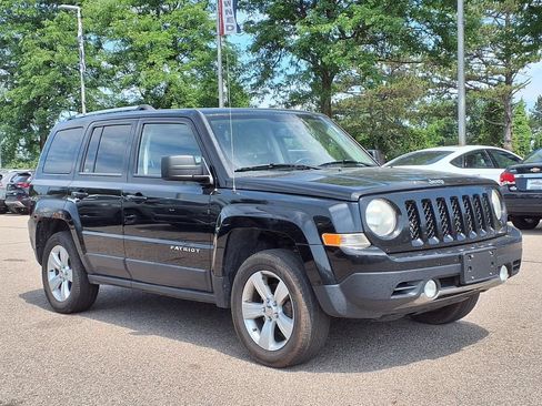 Used 2014 Jeep Patriot Limited w/ Sun/Sound Group AWD/4WD image 3