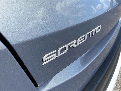 Used 2025 Kia Sorento LX FWD image 13