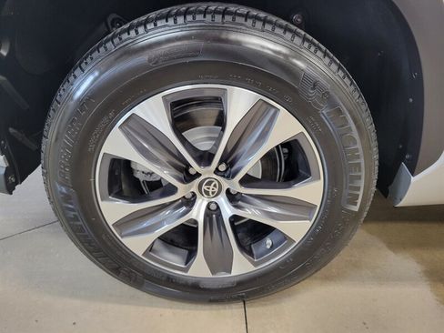 Used 2021 Toyota Highlander XLE AWD/4WD image 16