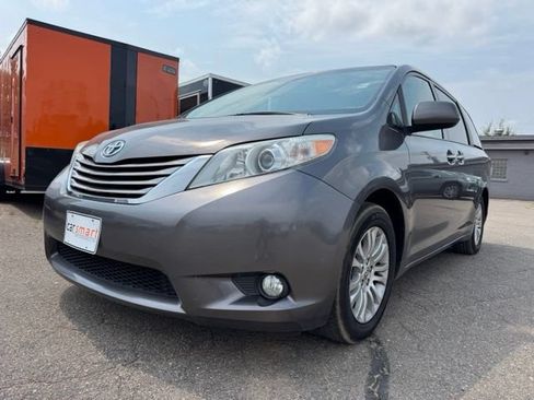 Used 2017 Toyota Sienna XLE w/ XLE Navigation Package FWD image 3