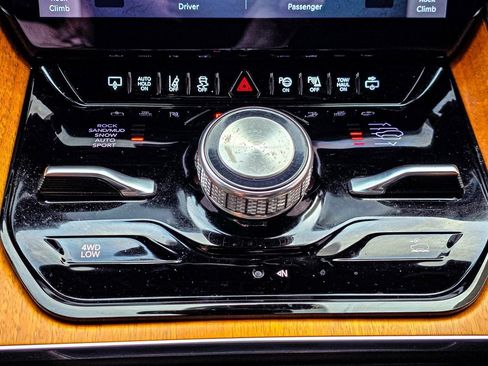 Used 2022 Jeep Grand Wagoneer Series III image 19