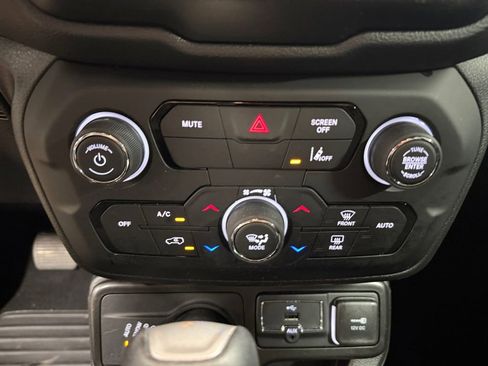 Used 2023 Jeep Renegade Latitude AWD/4WD image 34