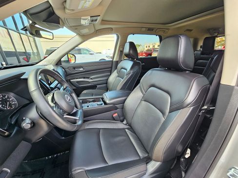 Used 2025 Nissan Pathfinder SL w/ SL Premium Package image 18