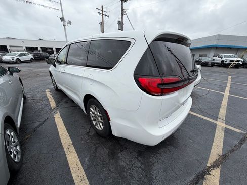 Used 2024 Chrysler Pacifica Touring-L FWD image 10