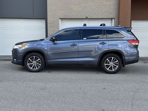 Used 2018 Toyota Highlander XLE AWD/4WD image 2