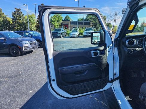 Used 2022 Jeep Wrangler Unlimited Sahara image 37