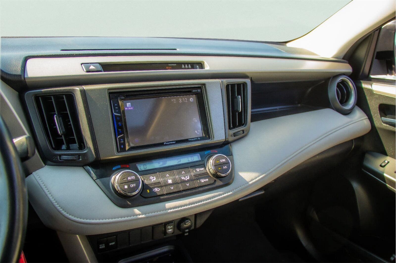 Used 2018 Toyota RAV4 XLE FWD image 14