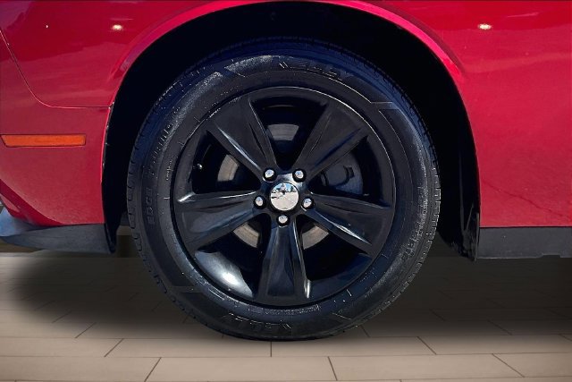 Used 2015 Dodge Challenger SXT RWD image 8