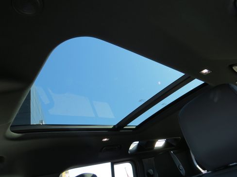 Used 2025 Land Rover Defender 110 X-Dynamic SE image 17