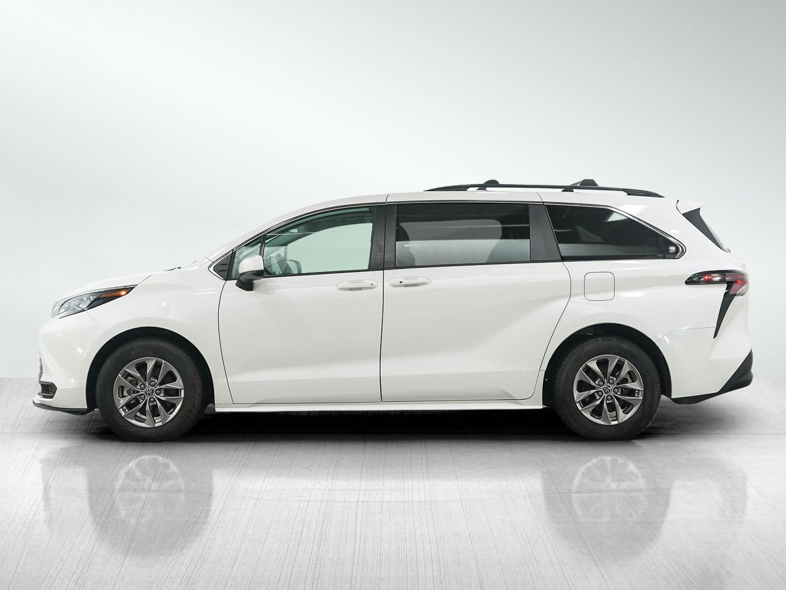 Used 2024 Toyota Sienna LE FWD image 2