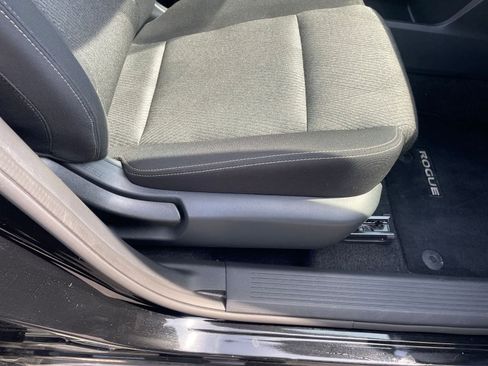 Used 2025 Nissan Rogue SV image 28