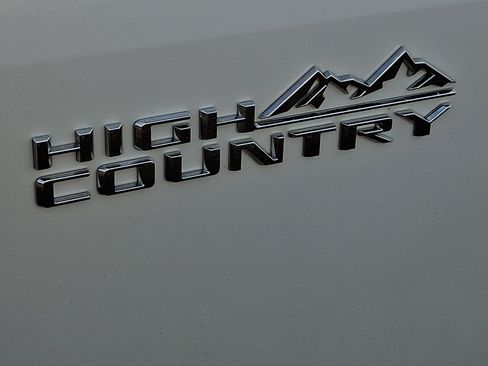 Used 2024 Chevrolet Traverse High Country FWD image 37