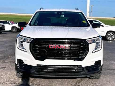 Used 2024 GMC Terrain SLE w/ Elevation Edition FWD image 3