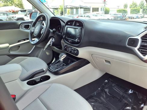 Certified 2025 Kia Soul LX w/ LX Technology Package FWD image 12
