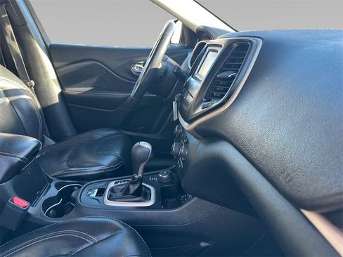 Used 2016 Jeep Cherokee Latitude w/ Cold Weather Group image 20