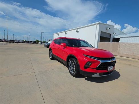 Used 2024 Chevrolet Blazer LT FWD image 2
