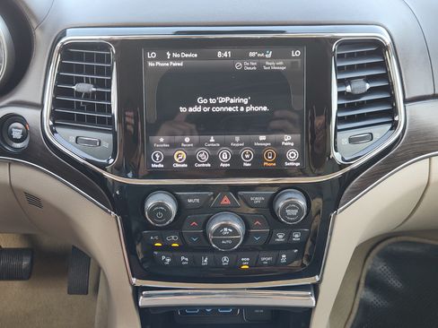 Used 2020 Jeep Grand Cherokee Overland AWD/4WD image 17
