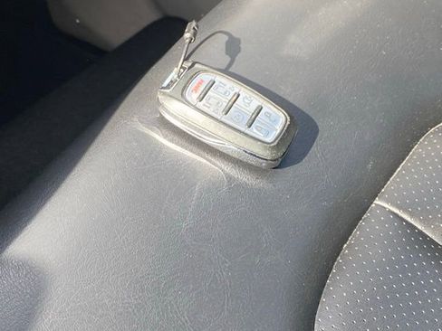 Used 2023 Chrysler Pacifica Touring-L image 30