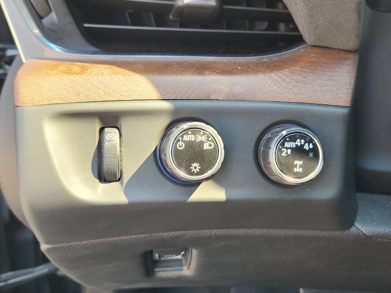Used 2018 Cadillac Escalade Premium Luxury AWD/4WD image 24