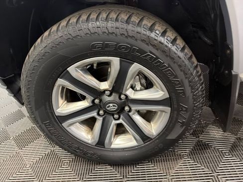 Used 2016 Toyota Tacoma Limited w/ Towing Package AWD/4WD image 27