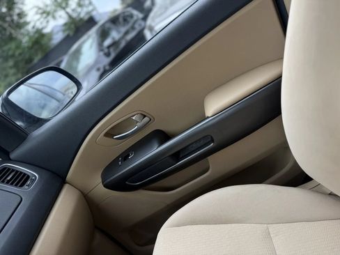 Used 2016 Kia Sedona LX w/ LX Convenience Package FWD image 31