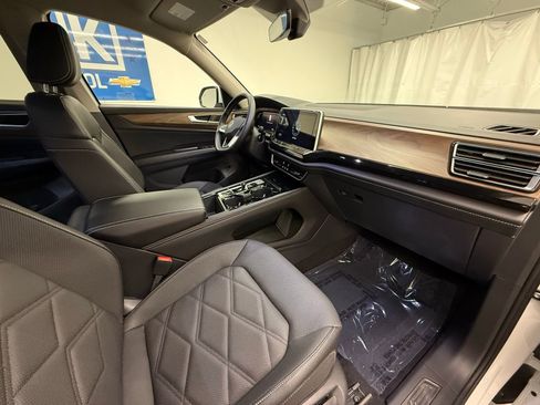 Used 2025 Volkswagen Atlas SE image 8