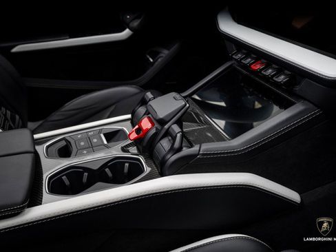 Used 2025 Lamborghini Urus SE image 46