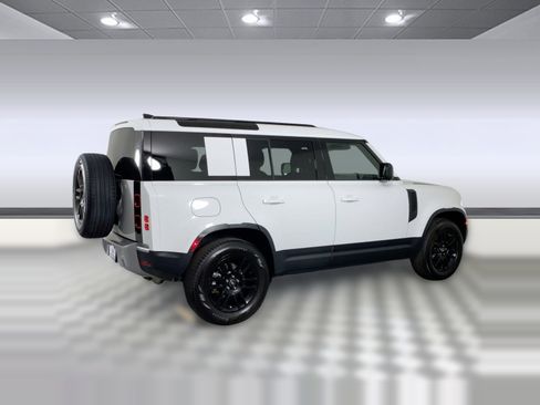 Used 2025 Land Rover Defender 110 S image 7