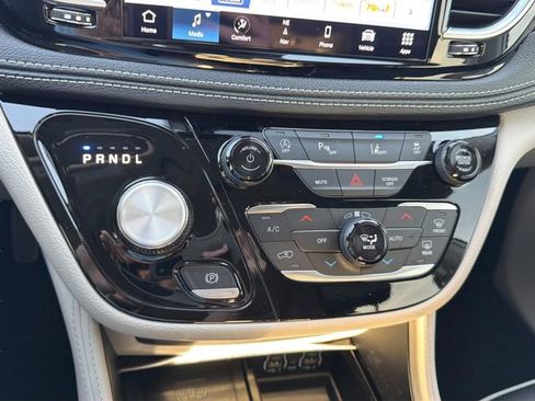 Used 2024 Chrysler Pacifica Limited image 26