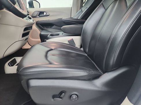 Certified 2023 Chrysler Pacifica Touring-L FWD image 22