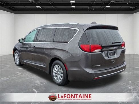 Used 2018 Chrysler Pacifica Touring-L w/ Premium Audio Group image 3