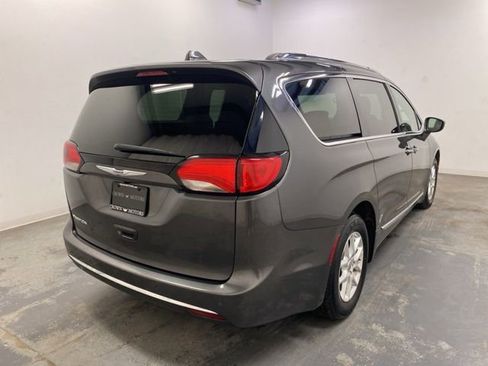 Used 2020 Chrysler Pacifica Touring-L FWD image 6