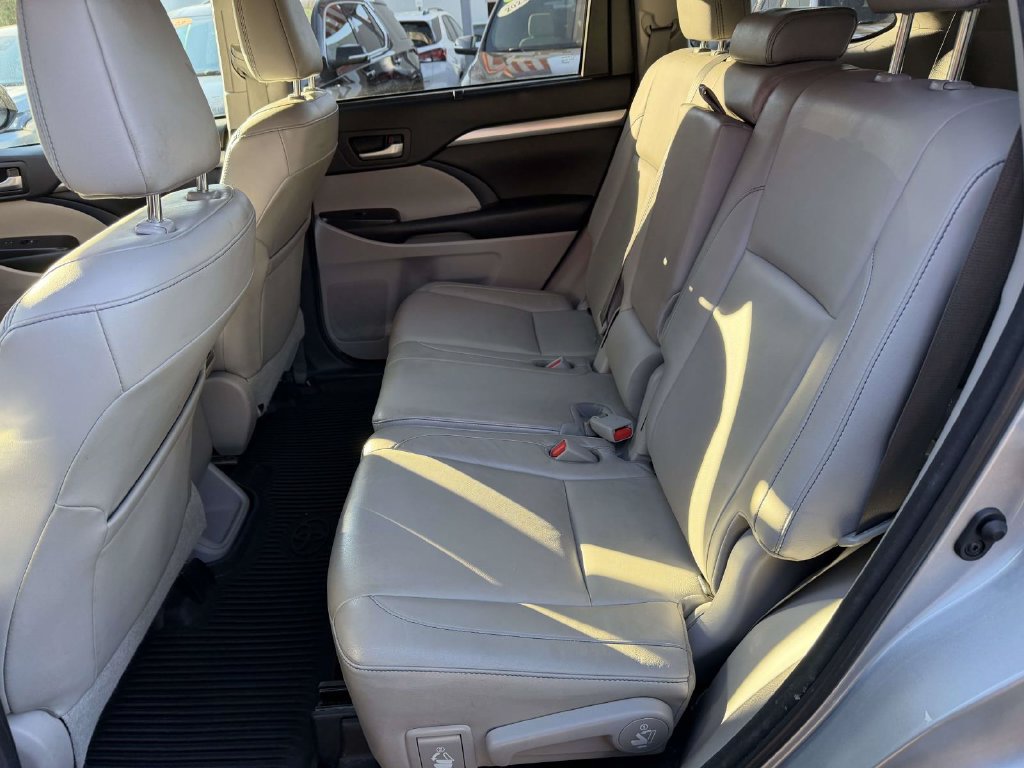 Used 2017 Toyota Highlander XLE AWD/4WD image 19