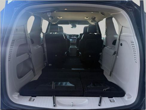 Used 2024 Chrysler Pacifica Touring-L image 17
