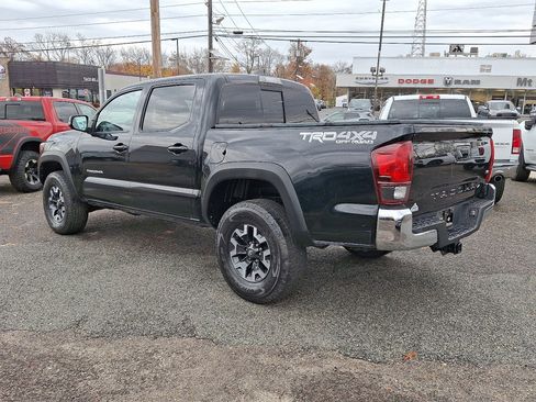 Used 2019 Toyota Tacoma TRD Off-Road image 3