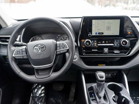 Used 2025 Toyota Highlander XLE image 13