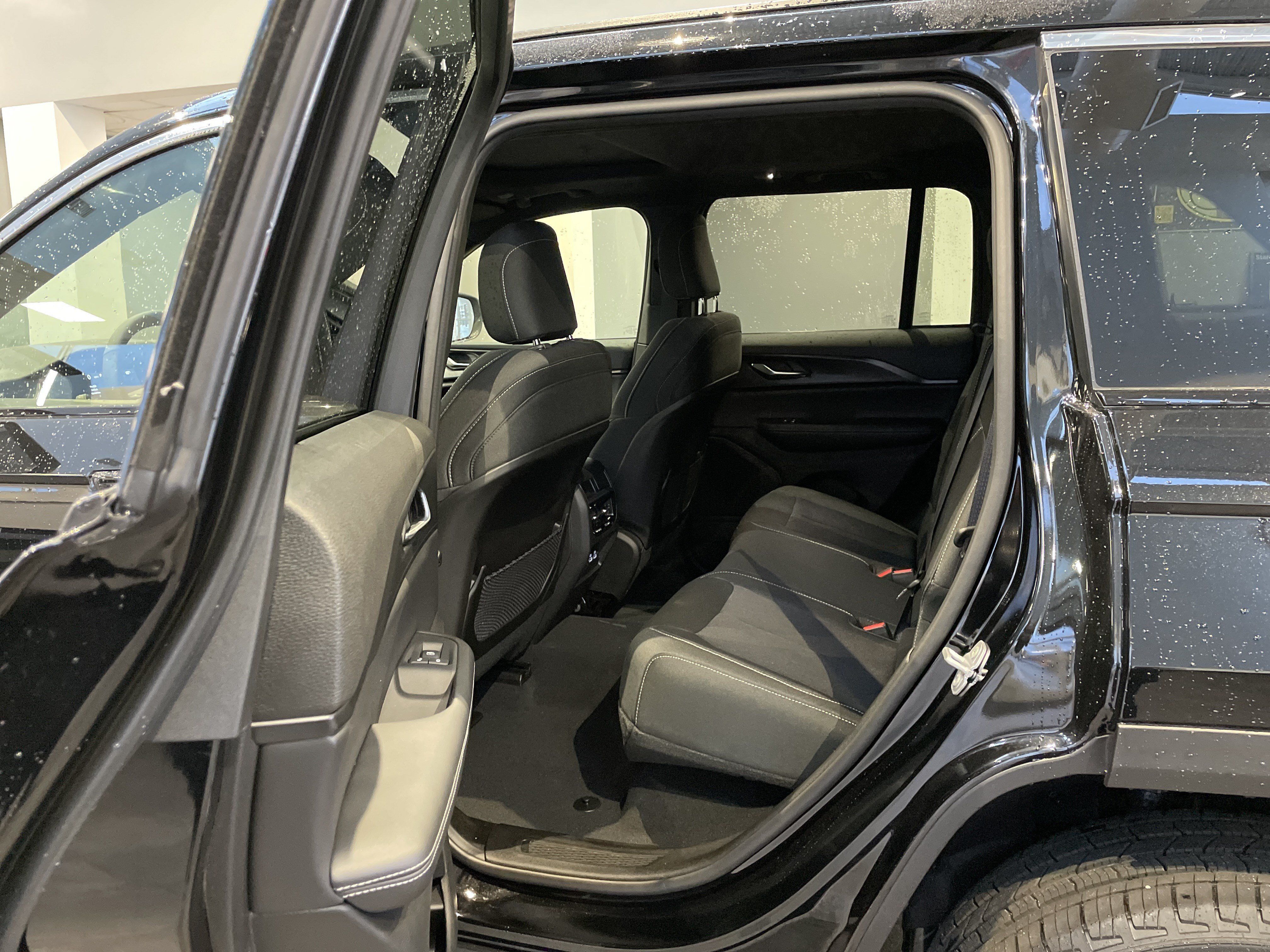 Used 2025 Jeep Grand Cherokee Laredo w/ Luxury Tech Group I RWD image 32
