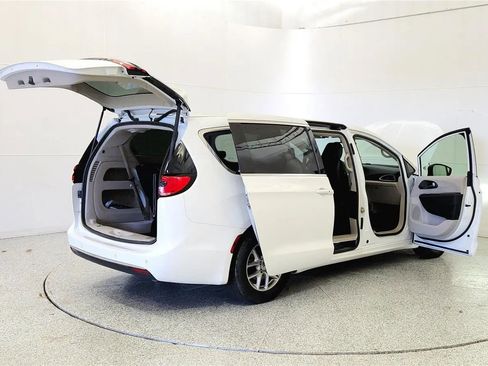 Used 2023 Chrysler Pacifica Touring-L FWD image 12