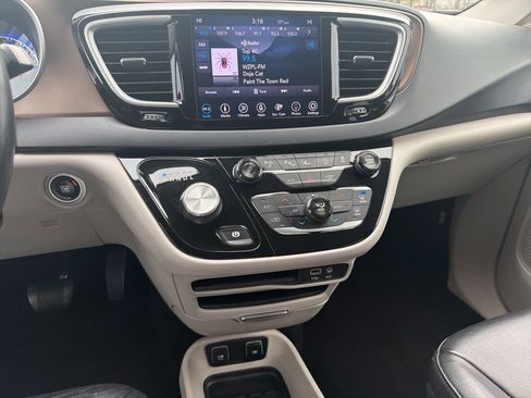 Used 2018 Chrysler Pacifica Touring-L w/ Advanced Safetytec Group image 14