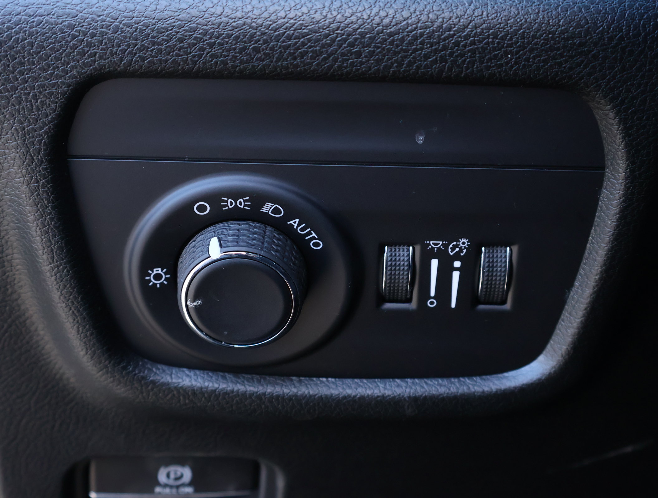 Used 2023 Jeep Grand Cherokee Altitude AWD/4WD image 12