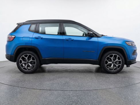 Used 2025 Jeep Compass Limited image 11