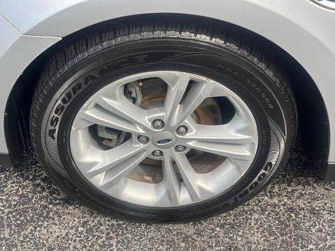 Used 2018 Ford Taurus SE FWD image 8