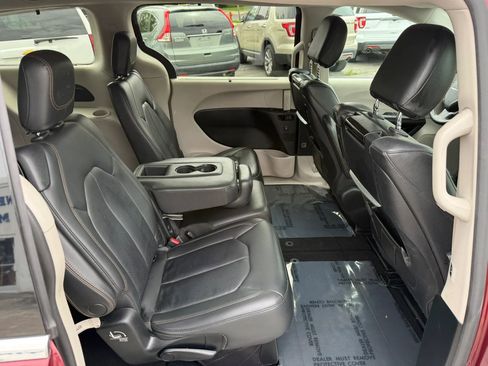 Used 2018 Chrysler Pacifica Touring-L Plus w/ Tire & Wheel Group FWD image 10