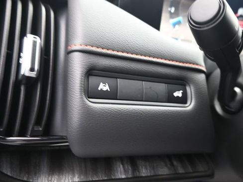 Used 2025 Nissan Armada PRO-4X image 18