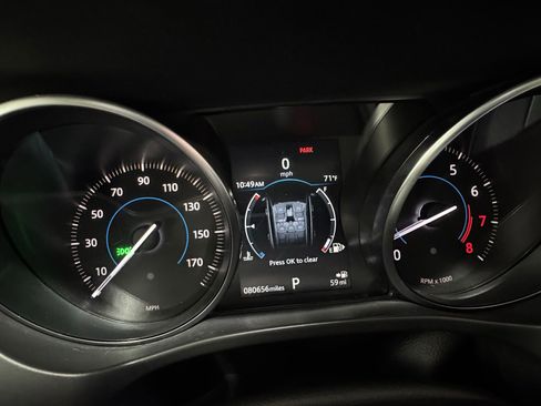 Used 2018 Jaguar F-PACE Premium image 17