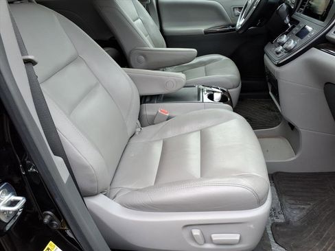 Used 2016 Toyota Sienna XLE image 6